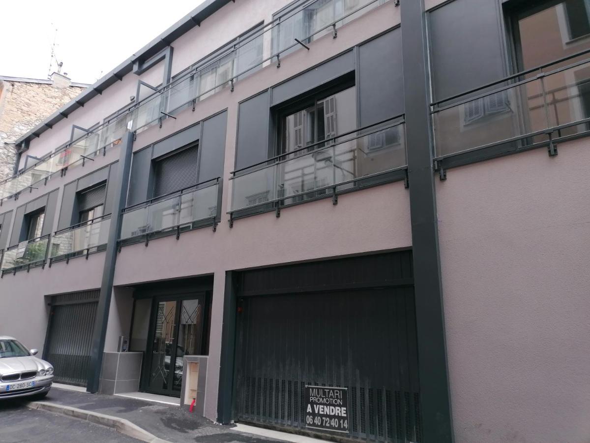 City Vibes, Indoor Parking, Breakfast & Air Conditioning Nisa Exterior foto
