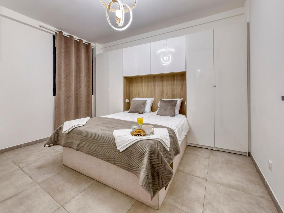 City Vibes, Indoor Parking, Breakfast & Air Conditioning Nisa Exterior foto